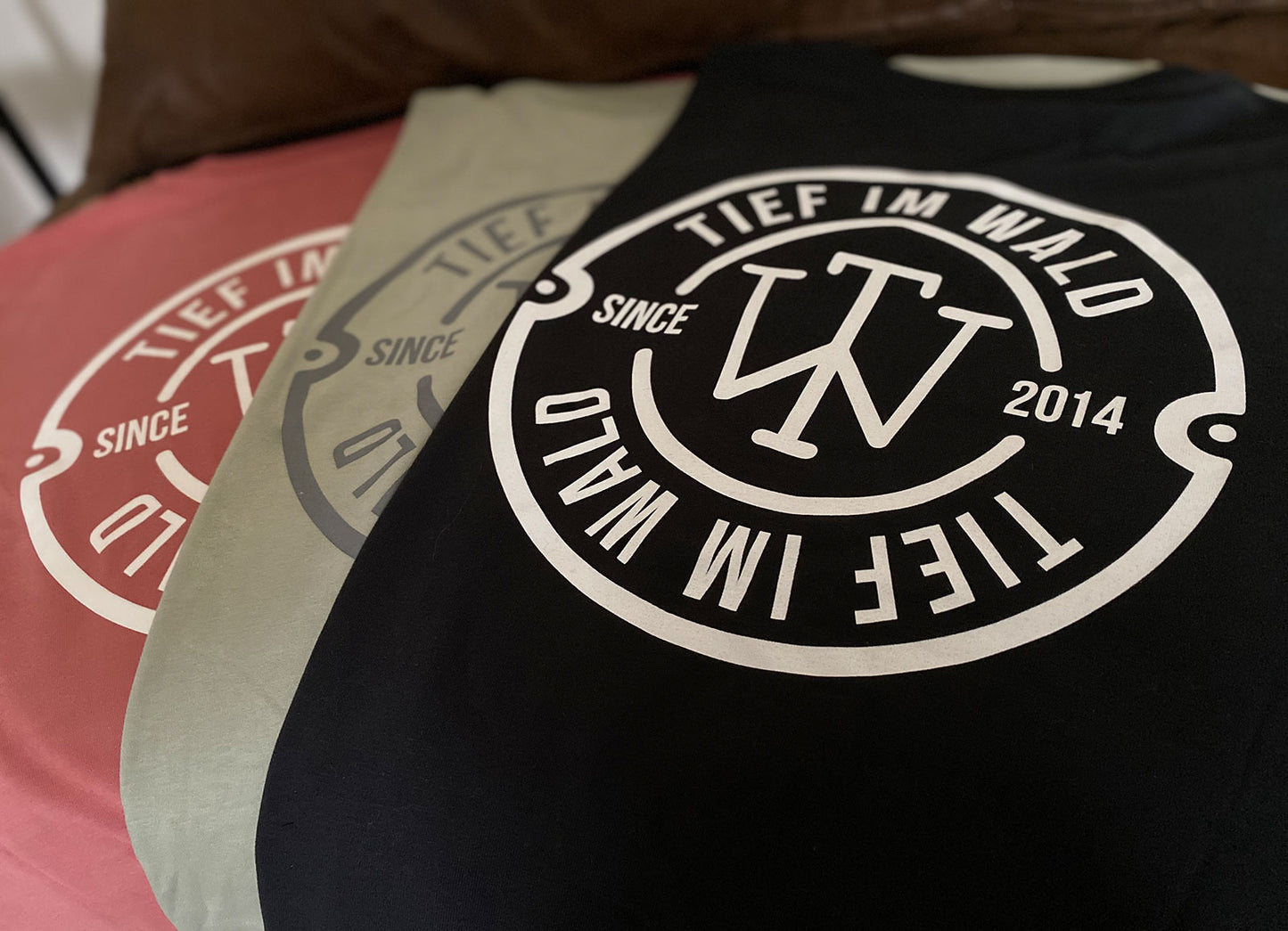 T-Shirt | Tief im Wald | Logo Print